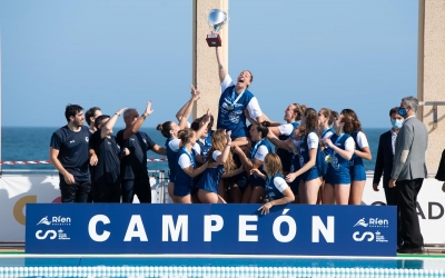 Maica Garcia aixecant el divuitè títol de lliga del Natació Sabadell | Roger Benet